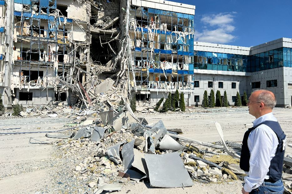 A Kharkiv la sede della ong svizzera Fsd, impegnata nello sminamento, devastata da un missile russo
