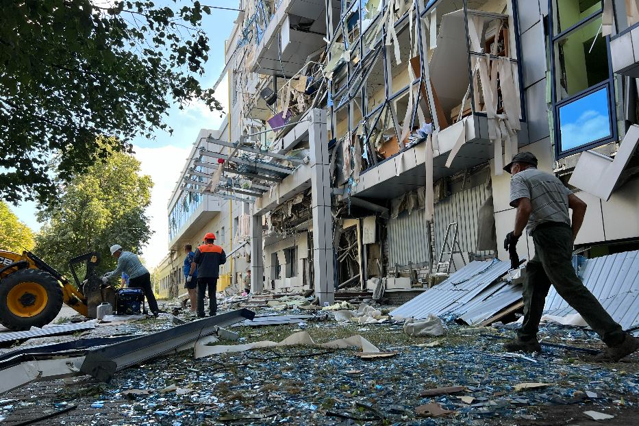 A Kharkiv la sede della ong svizzera Fsb, impegnata nello sminamento, devastata da un missile russo