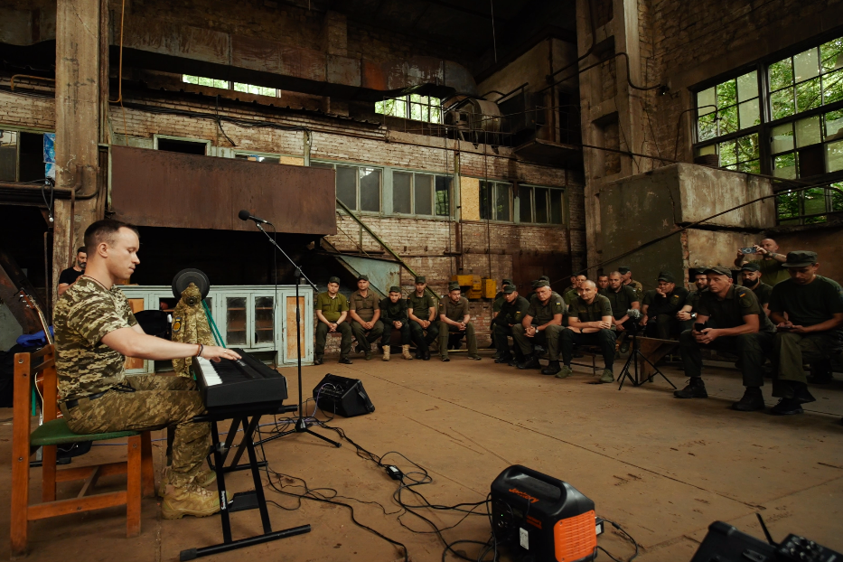 Mykhailo Oliinyk, il pianista della guerra mentre suona davanti ai soldati