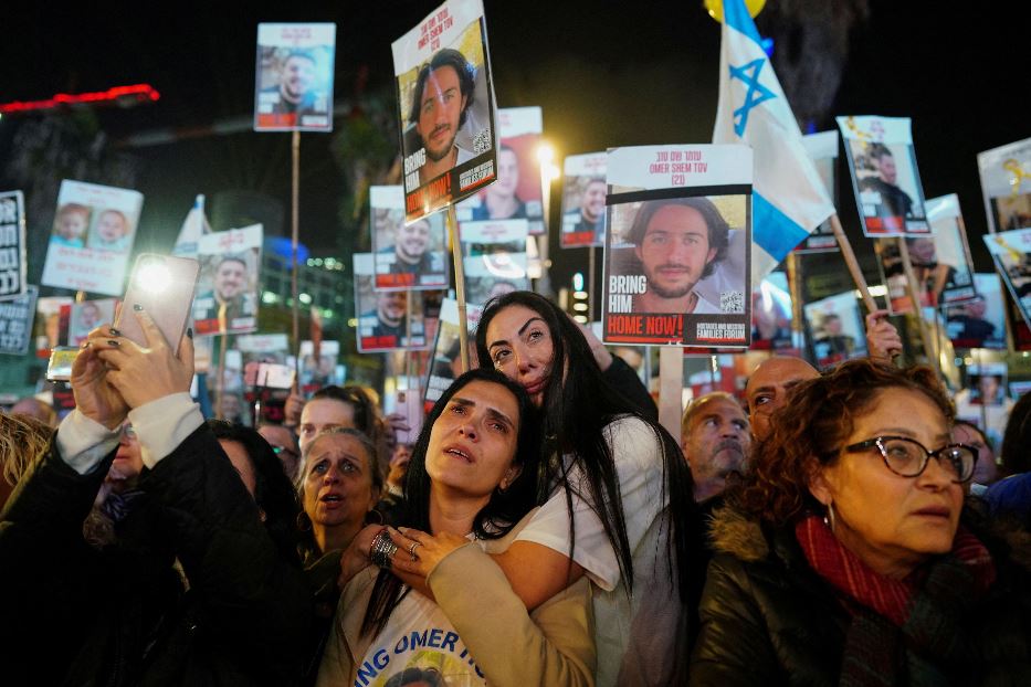 La manifestazione a Tel Aviv, domenica, a cento giorni dal massacro del Sabato nero e dal rapimento degli ostaggi: circa 130 restano nelle mani dei miliziani a Gaza