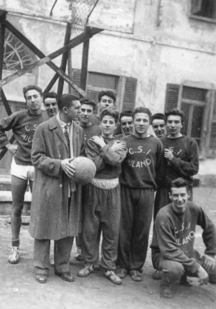 La squadra del Csi del 1947 in cui si riconosce una leggenda del basket italiano, Sandro Gamba