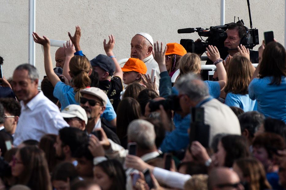 Frasncesco tra i fedeli in Piazza San Pietro