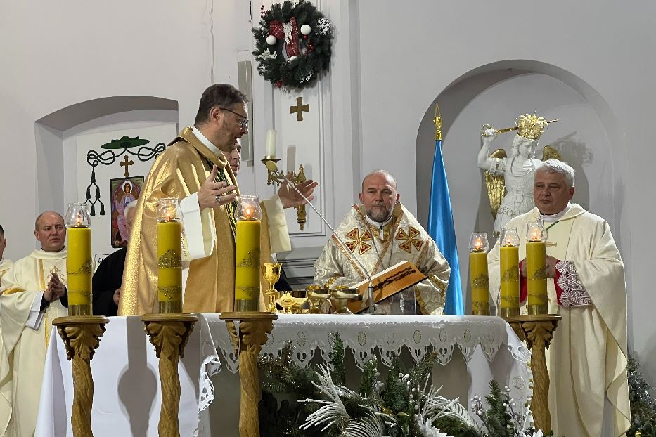 La Messa della notte di Natale a Kharkiv con il nunzio, l’arcivescovo Visvaldas Kulbokas, e il cardinale Konrad Krajewski