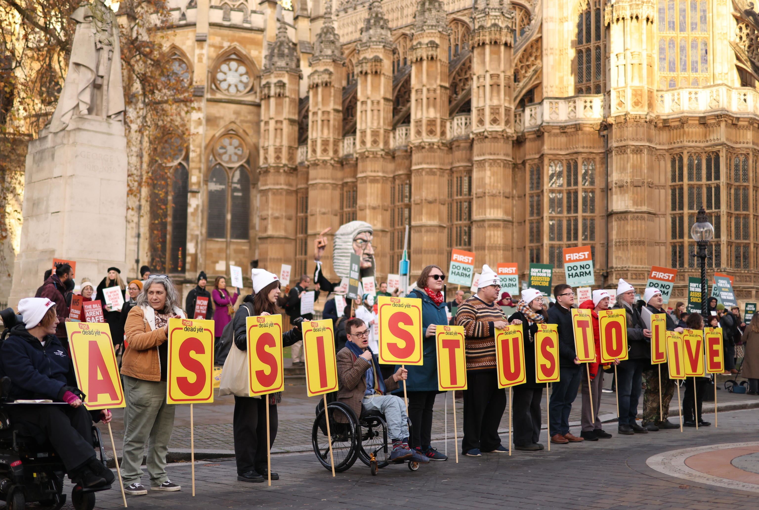 La protesta a Westminster degli oppositori della legge sull'eutanasia