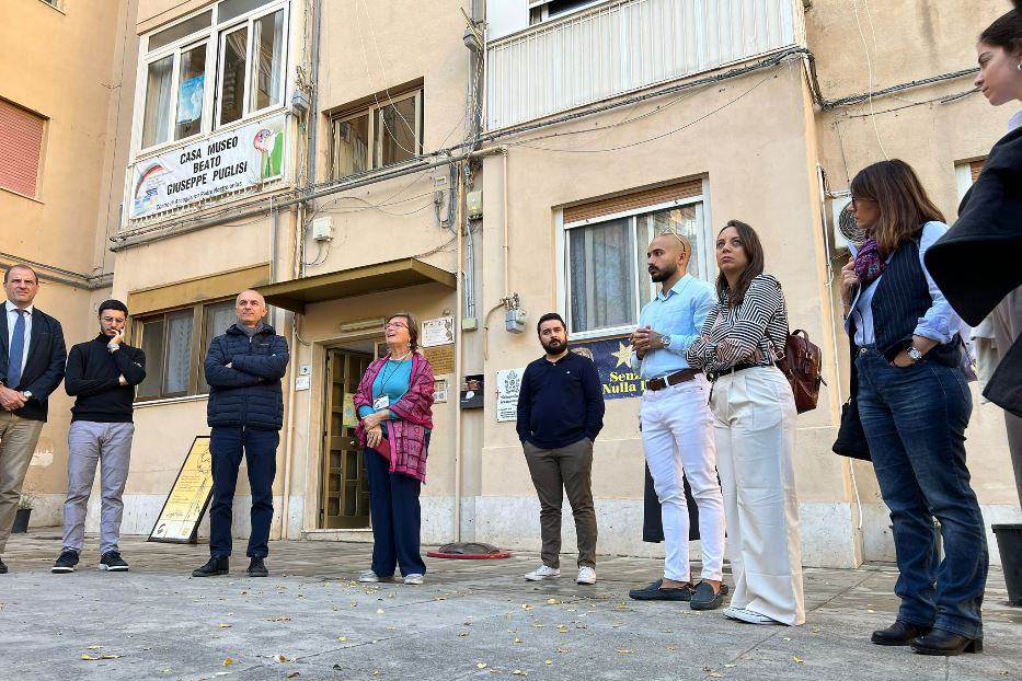 I ragazzi del Consiglio dei giovani del Mediterraneo davanti alla casa di padre Pino Puglisi a Palermo dove il sacerdote è stato ucciso dalla mafia