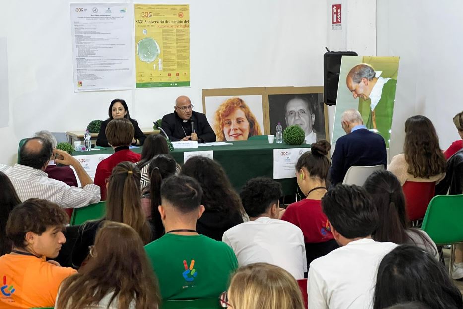 Il vescovo Cesar Essayan, vicario apostolico di Beirut, con i ragazzi del Consiglio dei giovani del Mediterraneo a Brancaccio