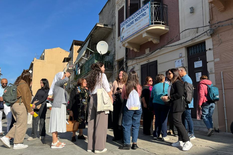 I ragazzi del Consiglio dei giovani del Mediterraneo davanti al Centro di accoglienza Padre Nostro fondato a Brancaccio da padre Puglisi