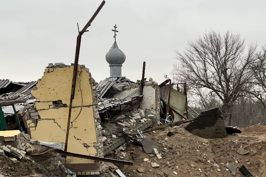 Una chiesa bombardata dai russi nel Donbass