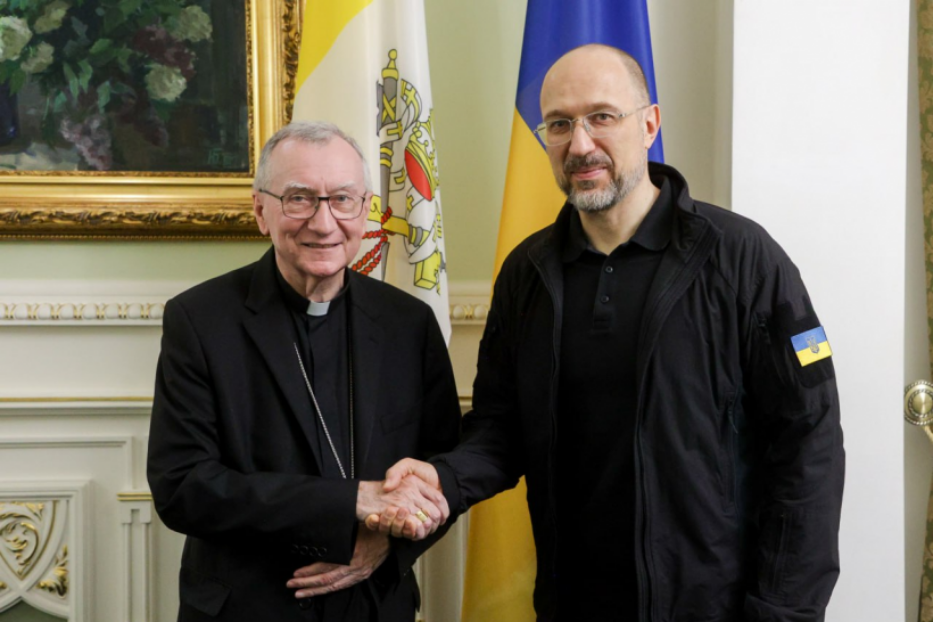 Il segretario di Stato vaticano, il cardinale Pietro Parolin, e il premiere ucraino Denys Shmyhal durante l'incontro a Kiev