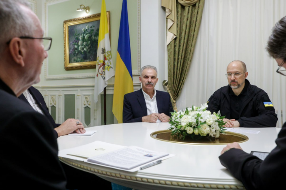 L'incontro a Kiev fra il segretario di Stato vaticano, il cardinale Pietro Parolin, e il premiere ucraino Denys Shmyhal