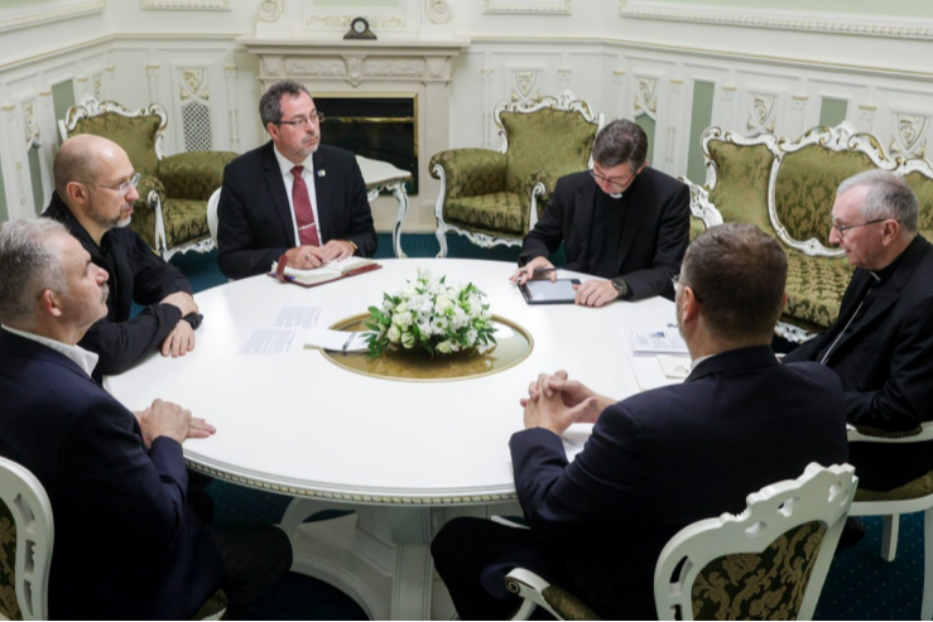 L'incontro a Kiev fra il segretario di Stato vaticano, il cardinale Pietro Parolin, e il premiere ucraino Denys Shmyhal