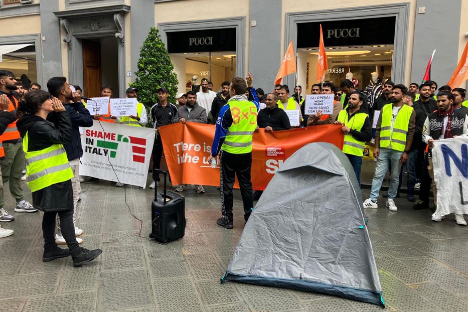 Un sit-in di protesta dei lavoratori sfruttati a Prato