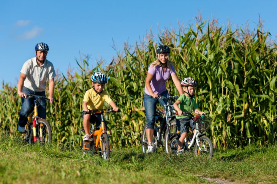 Una famiglia in bici fra i campi