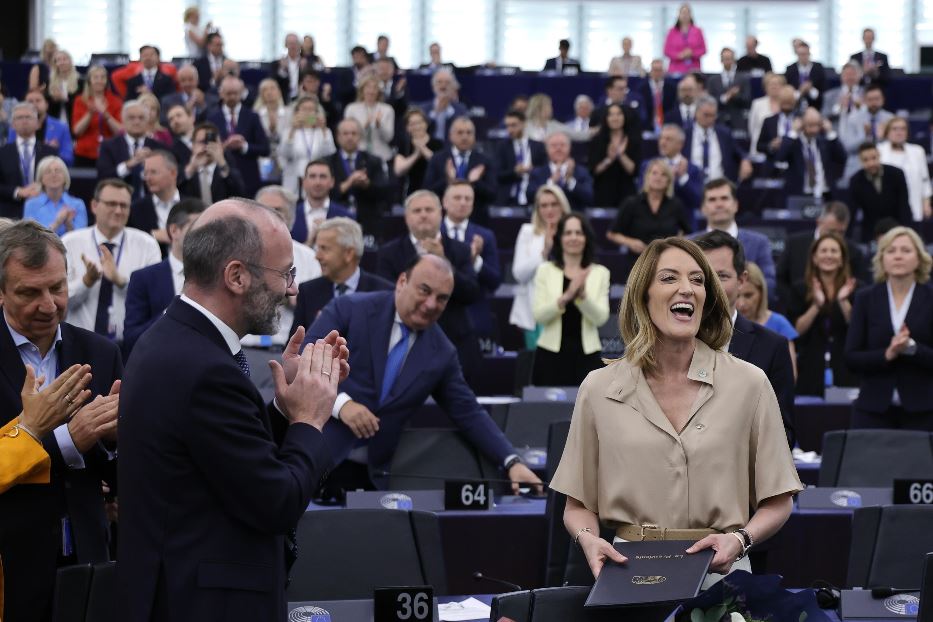 Gli applausi dopo la rielezione nella plenaria di Strasburgo