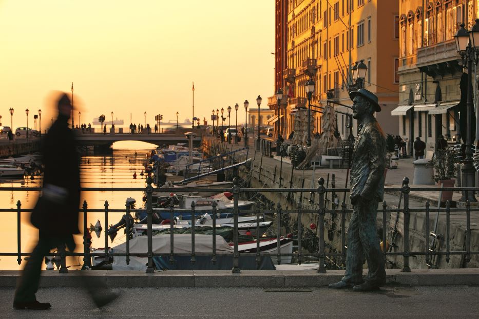 Ponterosso sul Canal Grande a Trieste, con la statua di James Joyce che passeggia