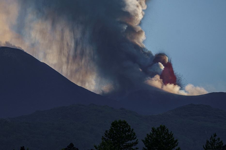 L'eruzione dell'Etna ha provocato una nube di fumo e cenere alta 4,5 chilometri