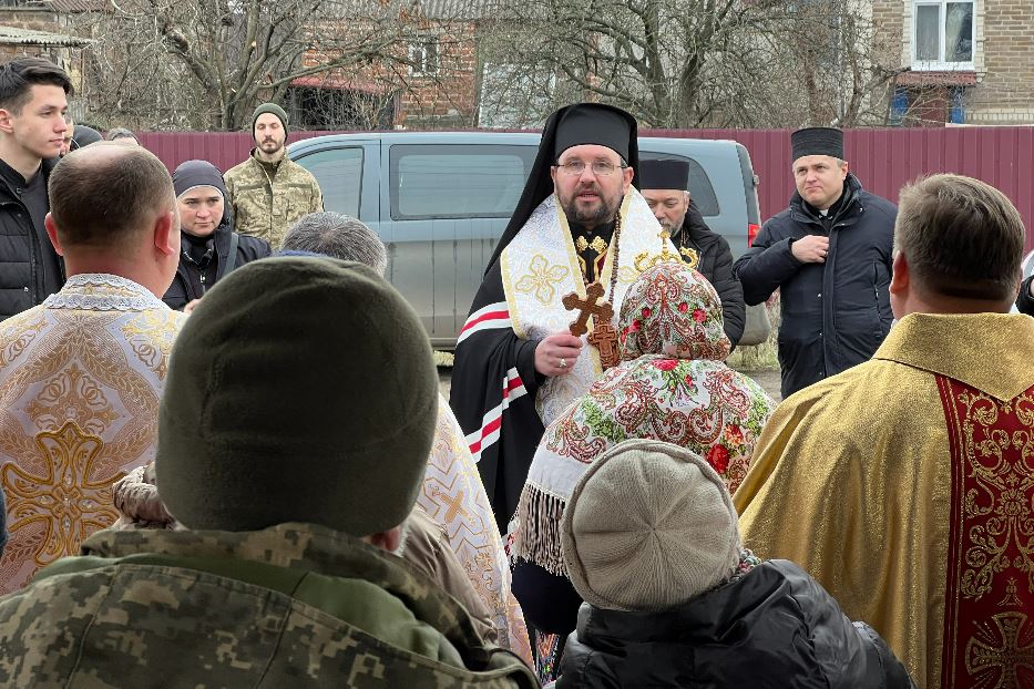 Il vescovo greco-cattolico Maksym Ryabukha apre la Porta del Giubileo a Kramatorsk, nella regione di Donetsk, lungo la linea del fronte