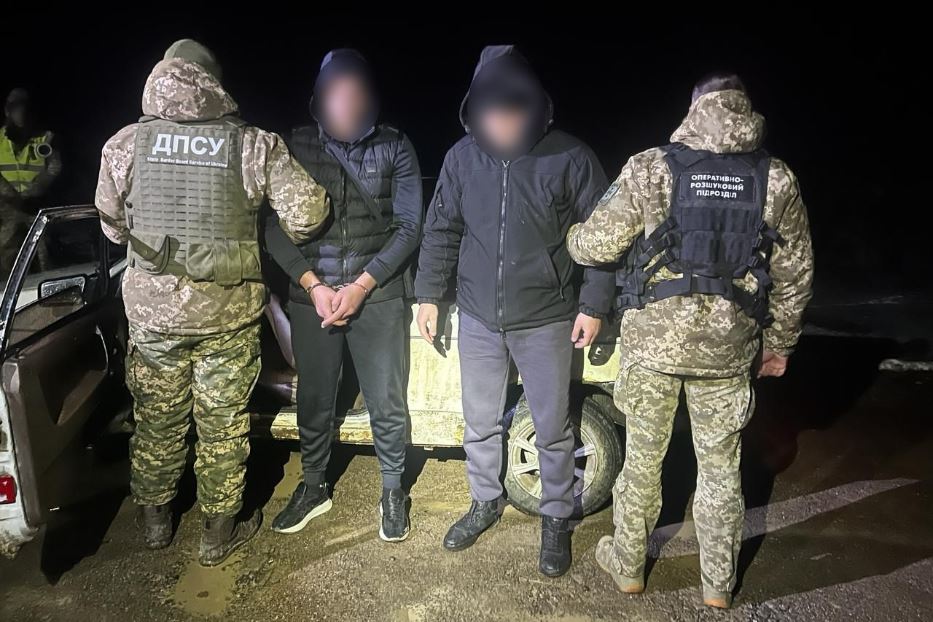 Le guardie di frontiera arrestano due uomini che stavano cercando di andare all'estero per sfuggire all'arruolamento