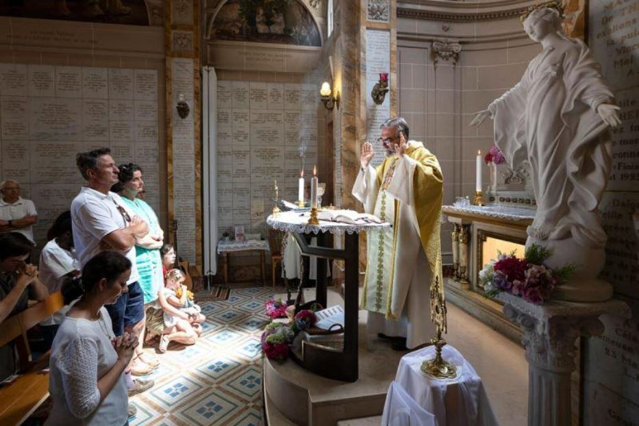 La cappella della casa-santuario dei santi coniugi Martin e il rettore don Thierry Hénault-Morel