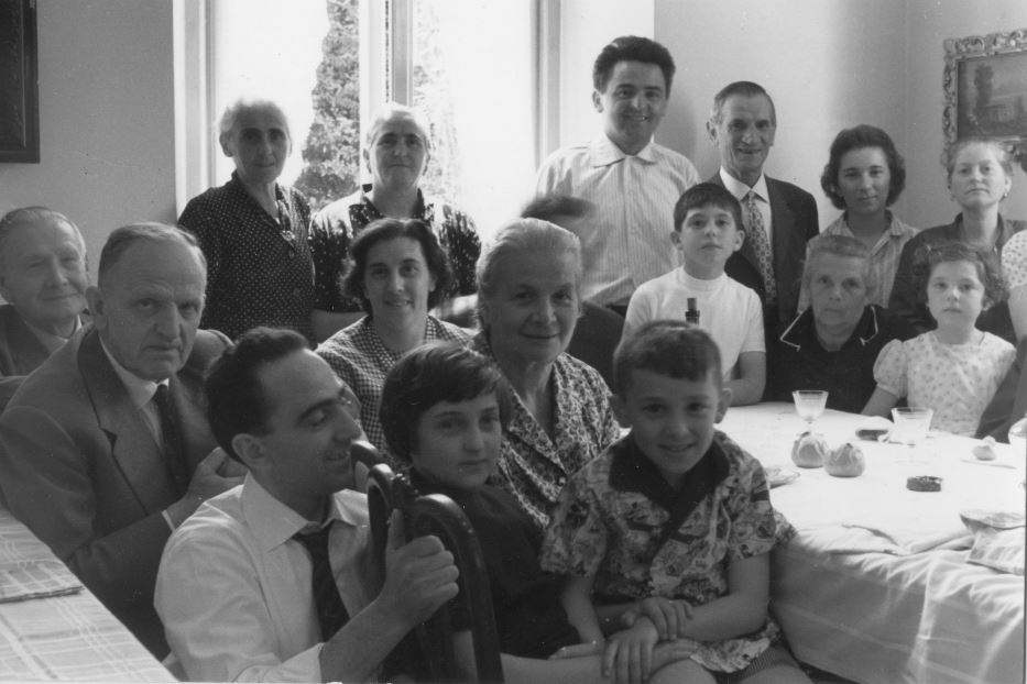 Una foto in bianco e nero di famiglia negli anni Cinquanta