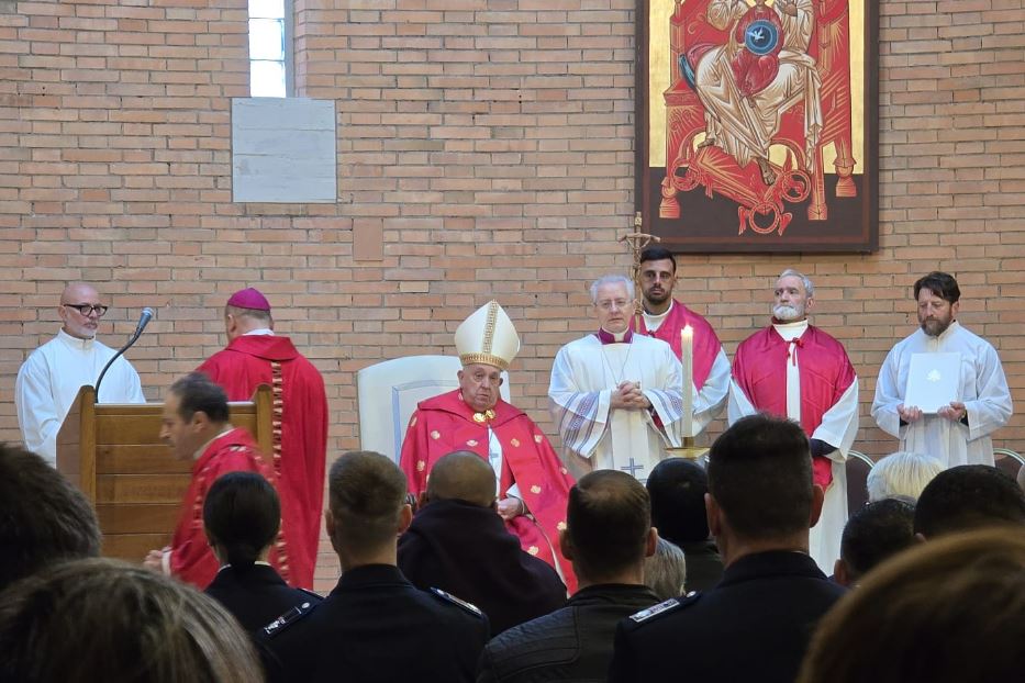 Il Papa presiede la Messa nel carcere di Rebibbia dove ha aperto la Porta Santa