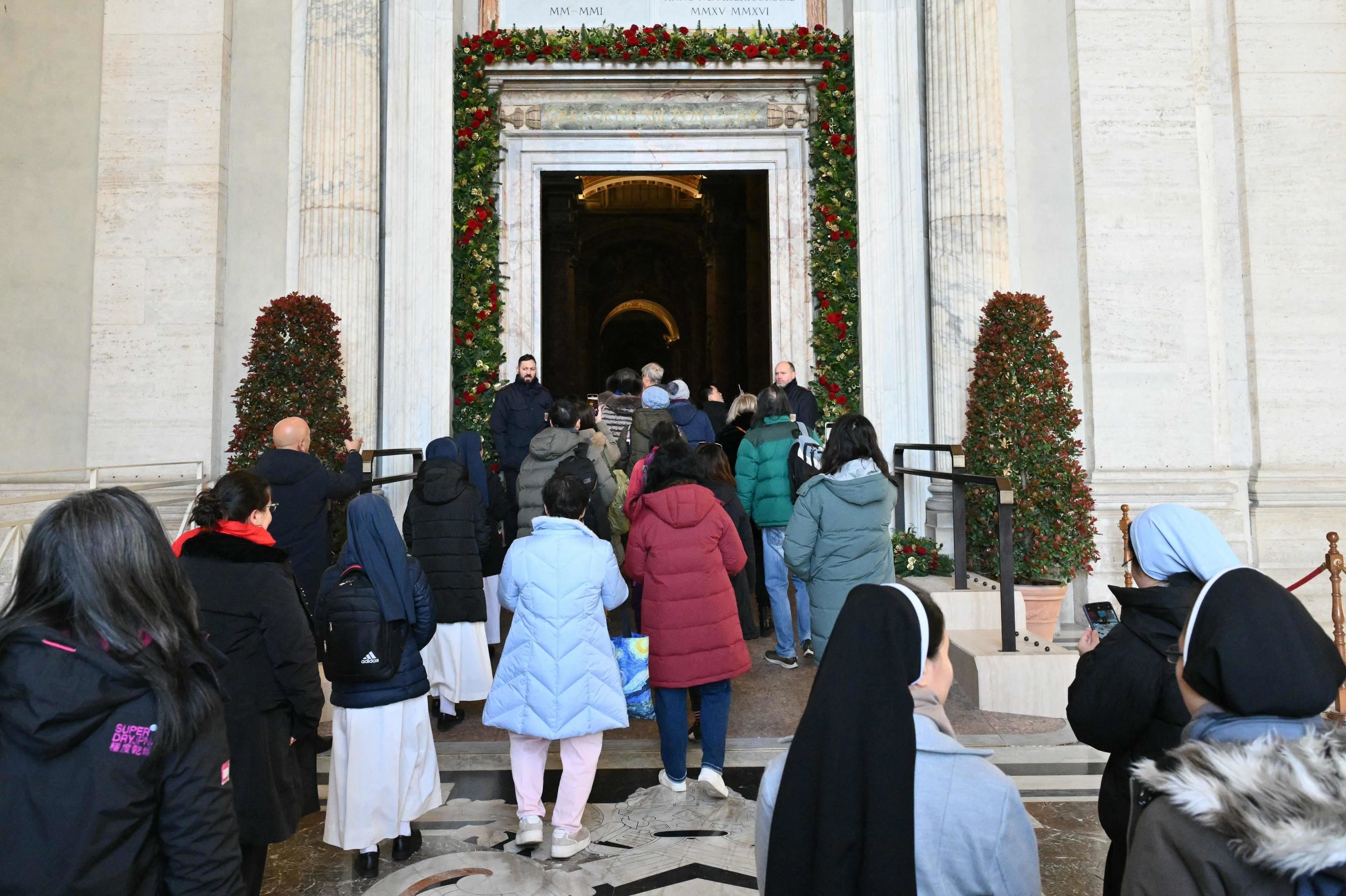 I primi pellegrini che varcano la Porta Santa nel giorno di Natale