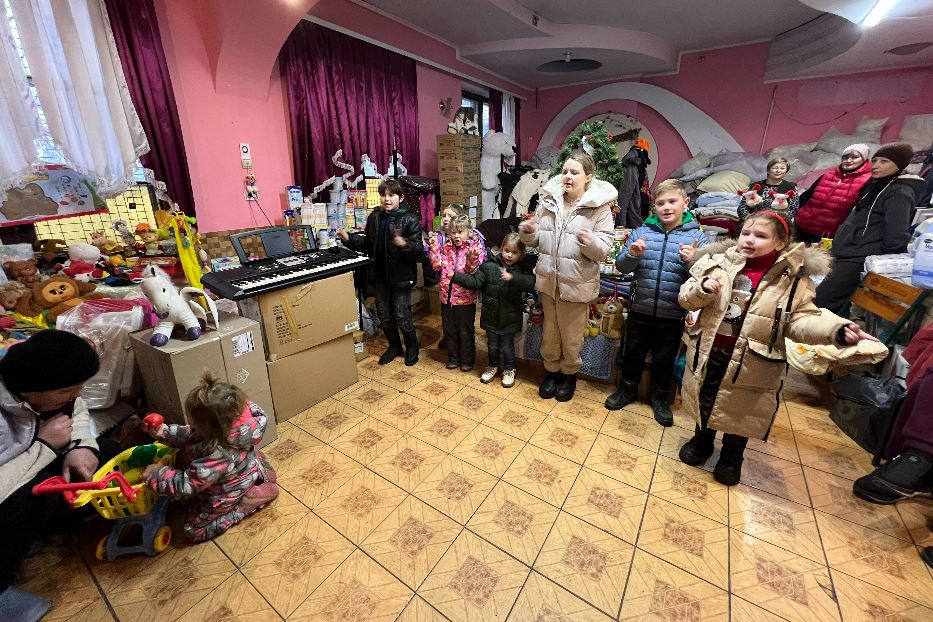 Il coro di Natale a Shevchenkove, la cittadina che accoglie gli evacuati dal fronte nella regione di Kharkiv