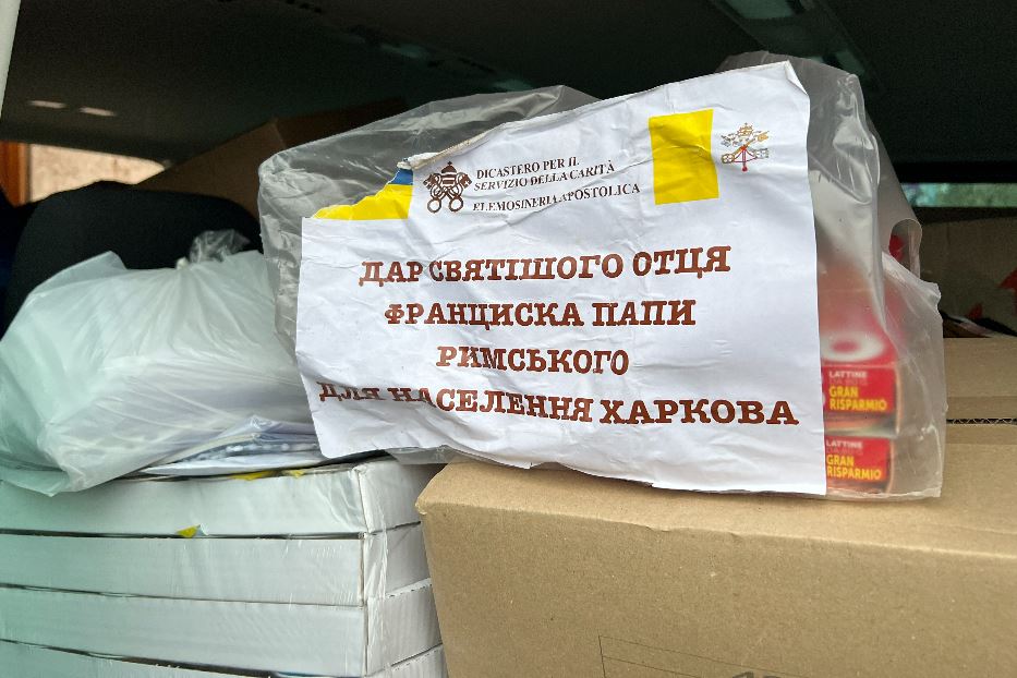 Gli aiuti umanitaria della 'carità del Papa' nei villaggi lungo il fronte della regione di Kharkiv