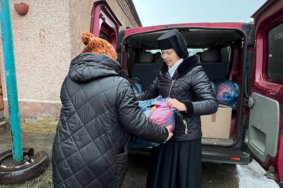 Suor Oleksia Pohrsnychna, la religiosa greco-cattolica che porta gli aiuti umanitari nei villaggi lungo il fronte della regione di Kharkiv