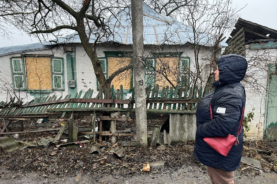 L'ultimo bombardamento fra le case a Shevchenkove, la cittadina che accoglie gli evacuati dal fronte nella regione di Kharkiv