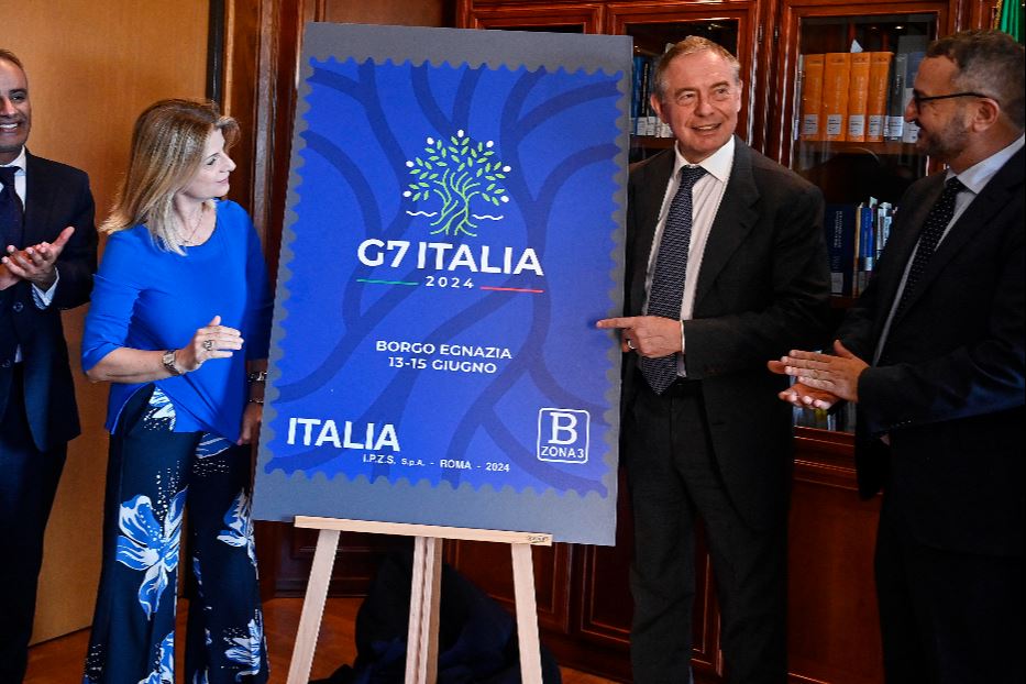 Il ministro Adolfo Urso e la sottosegretario Fausta Bergamotto alla presentazione del francobollo celebrativo per il G7 2024, lo scorso 11 giugno