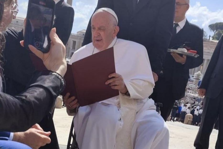 Il Papa riceve e firma la Carta di Assisi declinata per i bambini, durante l'udienza generale di mercoledì 22 maggio 2024