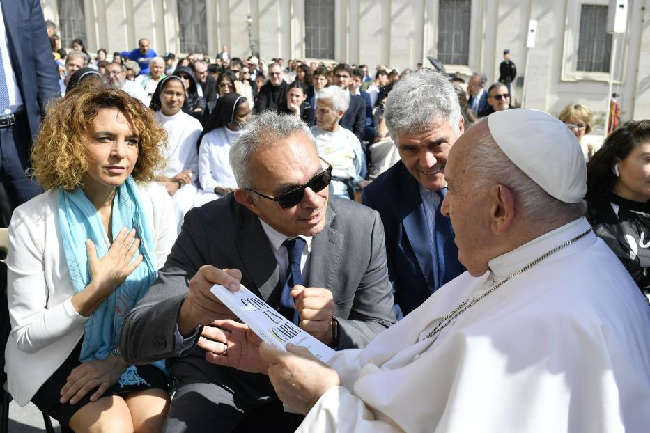 Vincenzo Varagona, presidente Ucsi, dona al Papa il volume 'Comunicare' durante l'udienza generale in piazza San Pietro