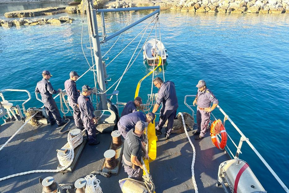 Una foto del ministero della Difesa: la nave cisterna Ticino opera per l'approvvigionamento idrico nell'area di Agrigento e Gela