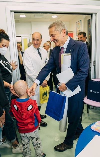 Un momento della visita del governatore di Bankitalia ai piccoli pazienti