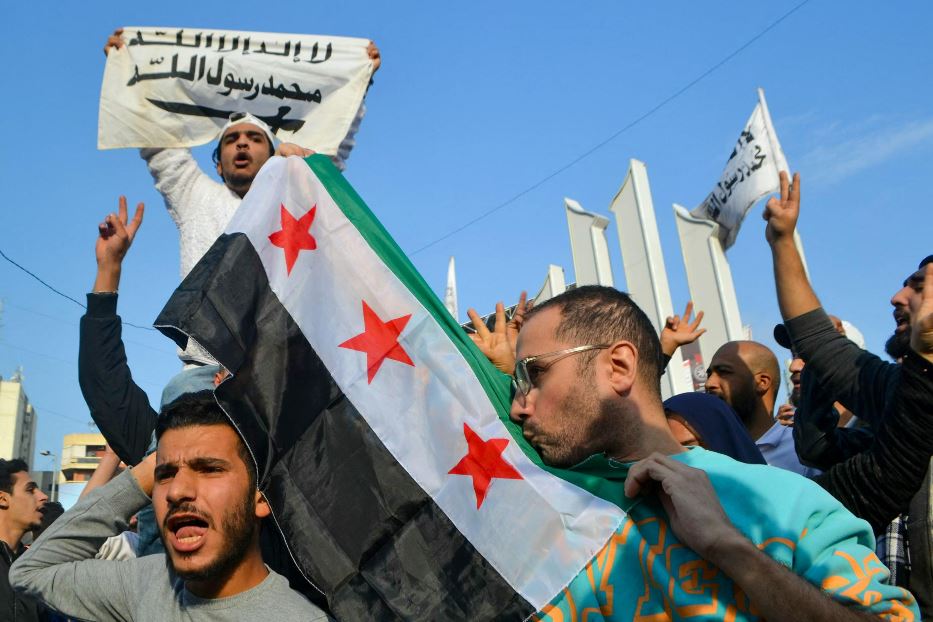 Striscioni e canti: i ribelli hanno invaso le vie di Damasco dopo la notizia della fuga di Assad