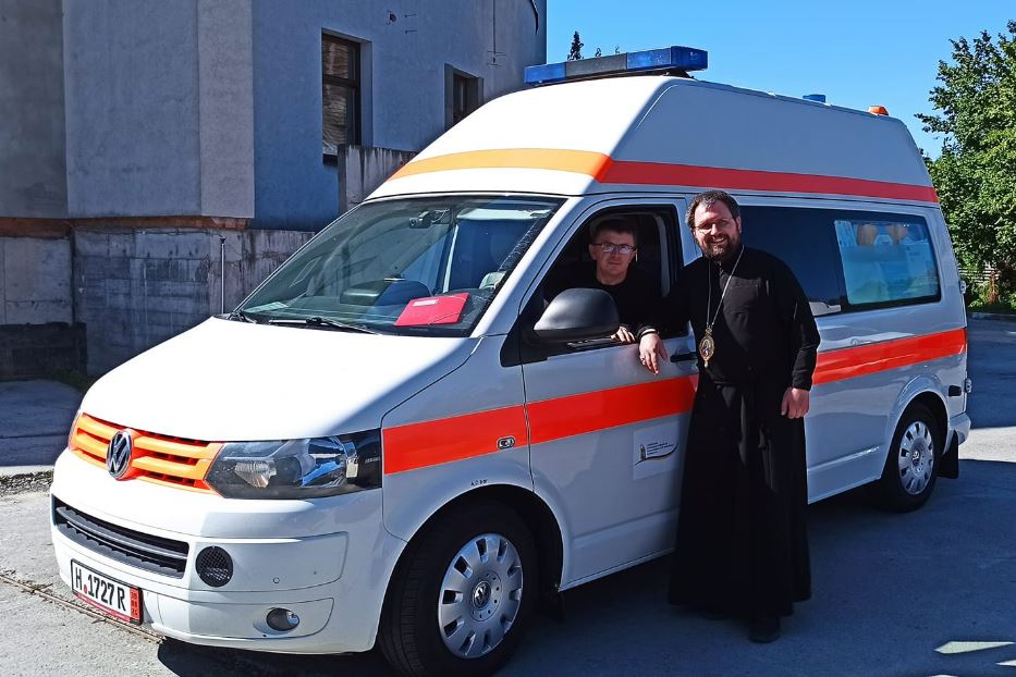 Il vescovo Maksym Ryabukha che guida l’esarcato greco-cattolico di Donetsk e il dono di un'ambulanza per l'Ucraina