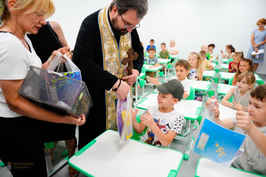 Il vescovo Maksym Ryabukha all'inaugurazione della scuola sotterraneo ospitata sotto la parrocchia di Zaporizhzhia