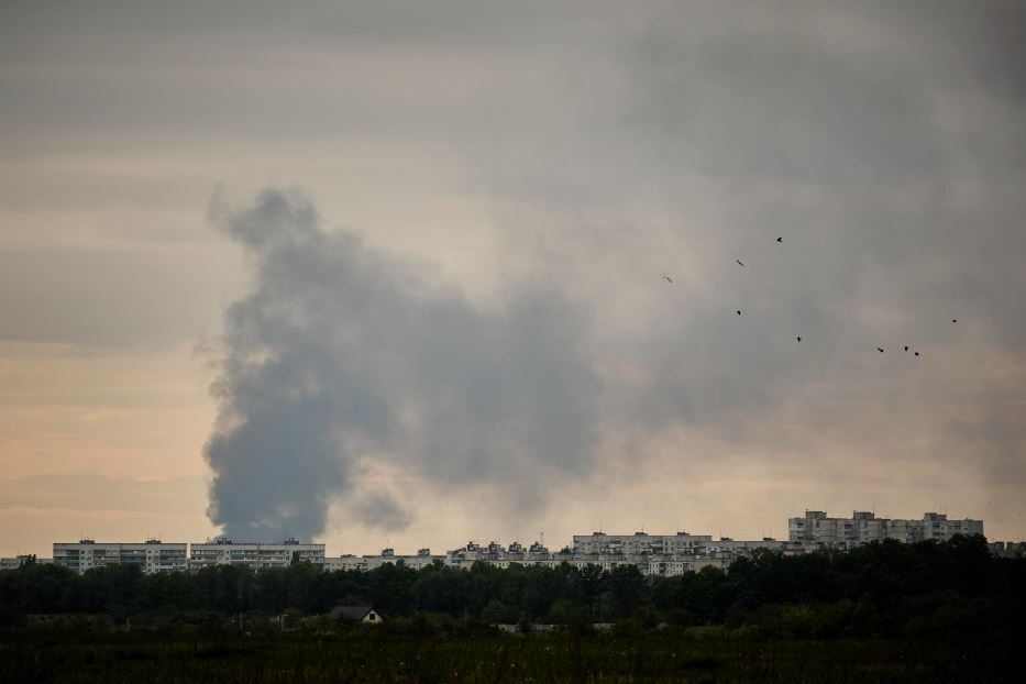 La colonna di fumo di un bombardamento russo a Kharkiv