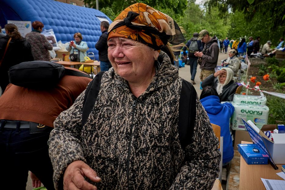 I profughi evacuati dai villaggi attaccati dall'esercito di Mosca lungo il confine della regione di Kharkiv con la Russia