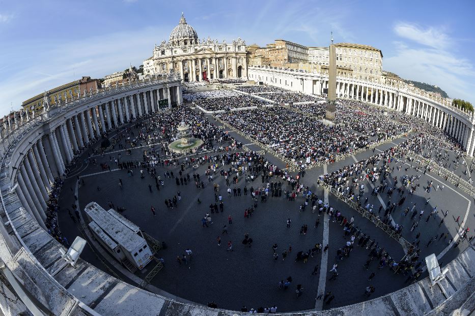 Fedeli in piazza San Pietro per una canonizzazione