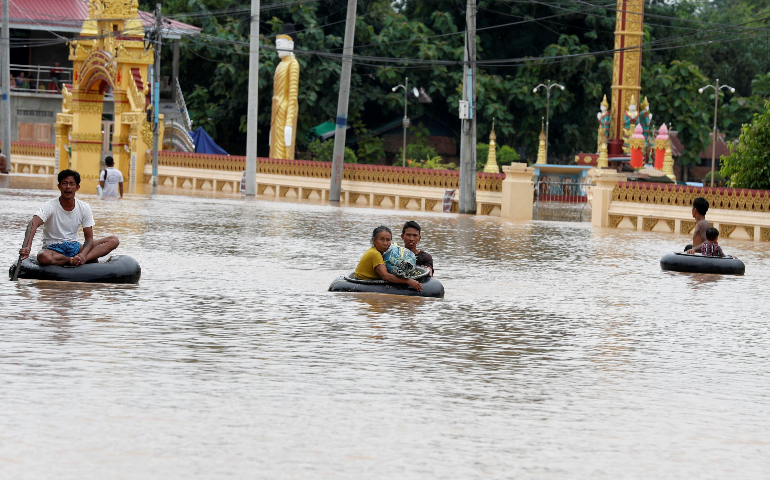 Gli abitanti di Taungoo, nella regione birmana di Bago, cercano di mettersi in salvo 'navigando' le acque alluvionali sulle camere d'aria