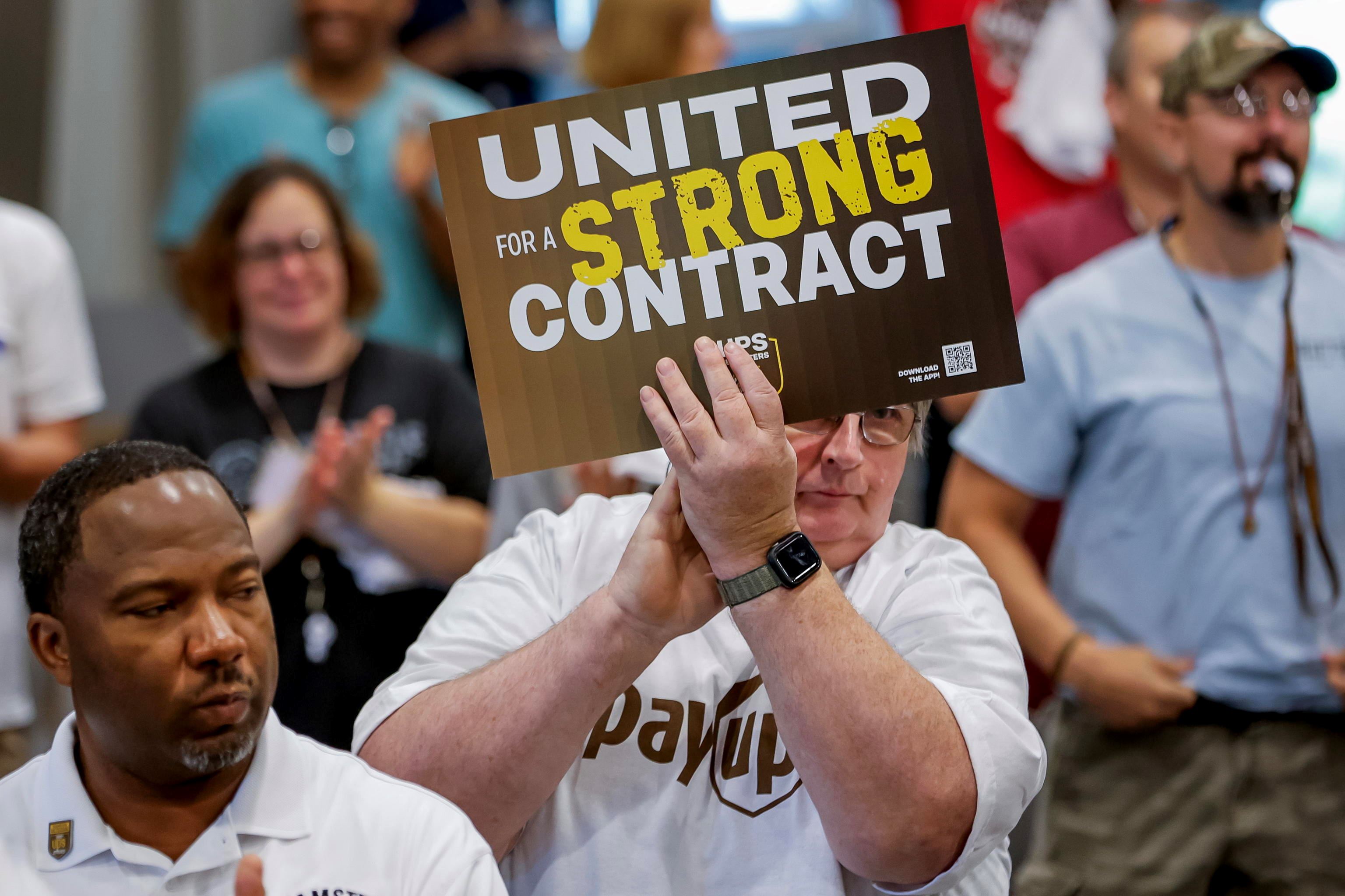 Una protesta dei lavoratori del gigante della logistica Ups: per Deaton lo scarso potere dei sindacati è uno dei grandi problemi dei nostri tempi