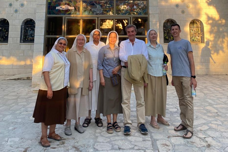 Le suore missionaria che gestiscono la struttura ospedaliera in Giordania con i medici del Bambino Gesù