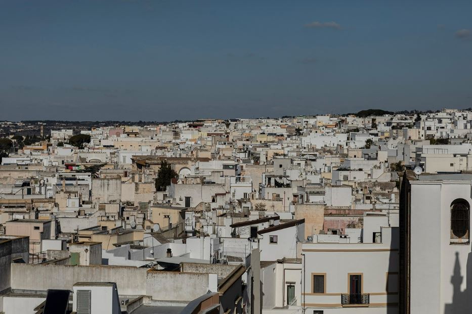 Una vista dall’alto di Matino (Lecce) con le sue caratteristiche case bianche