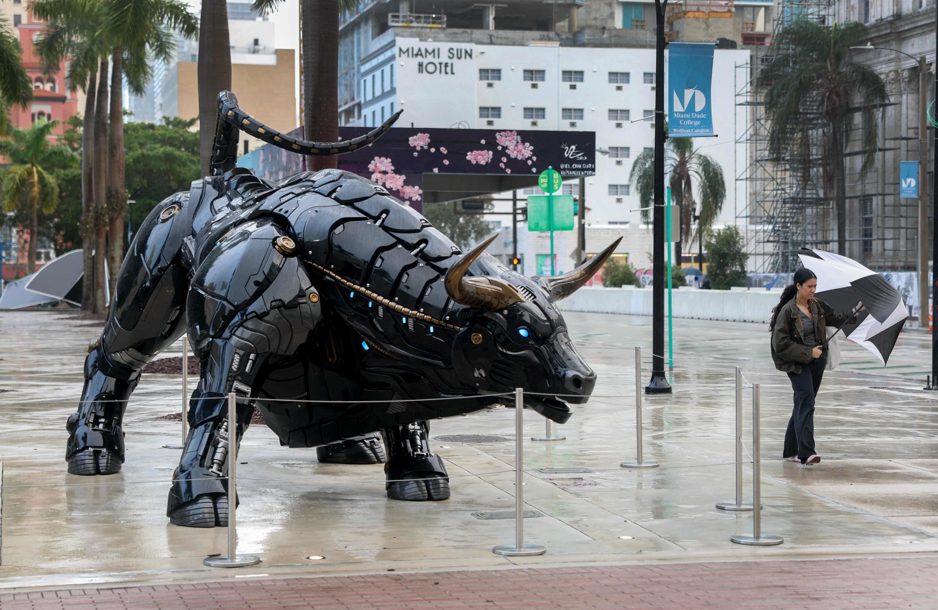 La statua del toro di Wall Street 'adattato' ai bitcoin a Miami