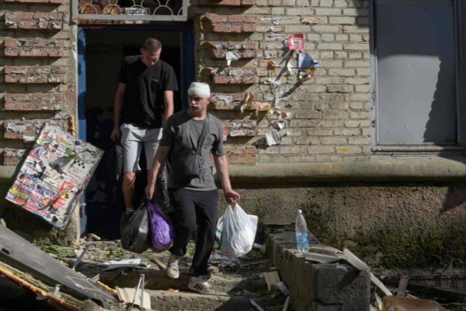 Due cittadini di Lugansk (sotto occupazione russa) lasciano la loro casa