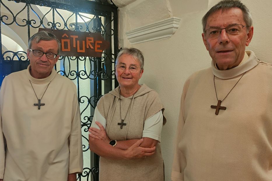 Padre Raphael, Anne Marie e padre Jean-Michel prestano servizio all'ospizio, custodendone la vocazione più autentica di luogo di ospitalità e di fede