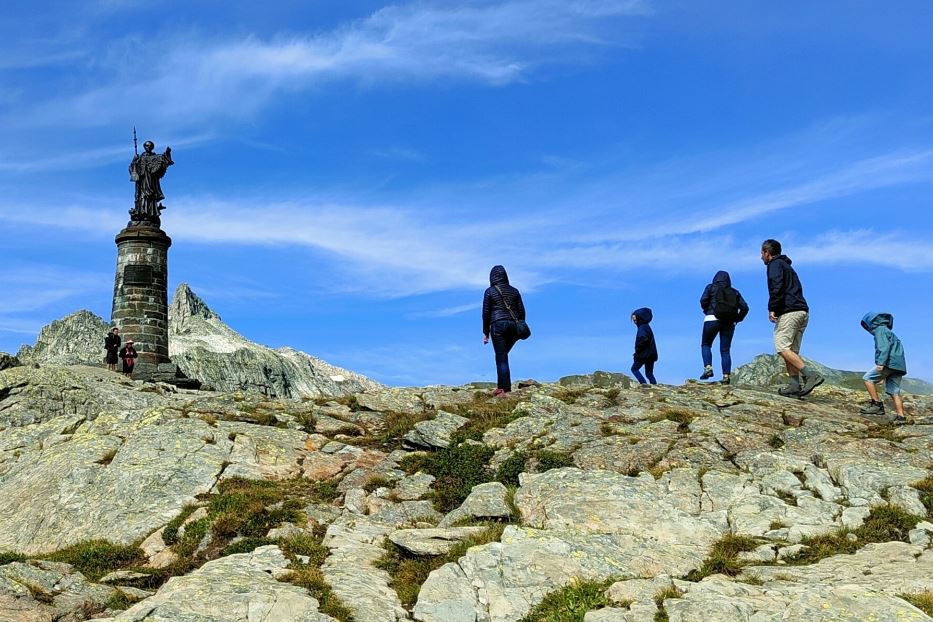 La statua dedicata a san Bernardo, fondatore dell'ospizio, il cui nucleo più antico risale al 1050