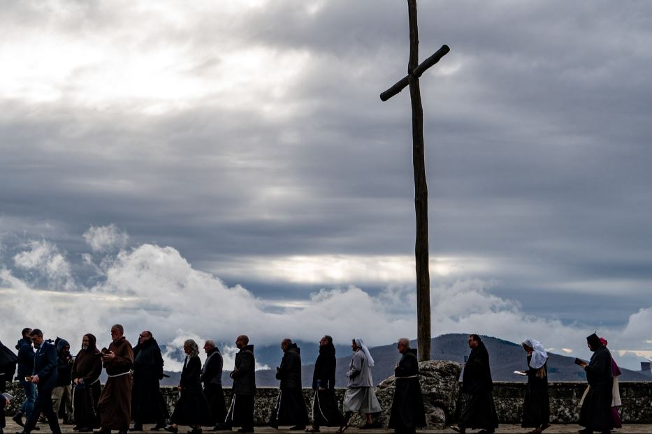 La croce nel piazzale del santuario francescano della Verna in provincia di Arezzo